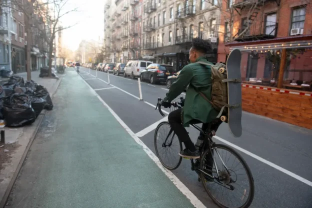 young person riding a bike across the city (Magnific)